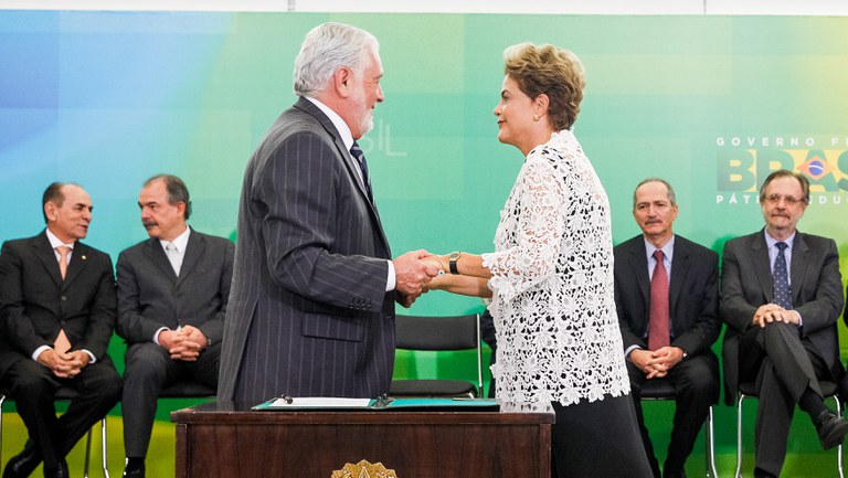 Presidenta Dilma Rousseff empossa o senhor Jaques Wagner, como Ministro Chefe da Casa Civil da Presidência da República durante cerimônia de posse dos novos ministros. (Brasília - DF, 05/10/2015) Foto: Roberto Stuckert Filho/PR