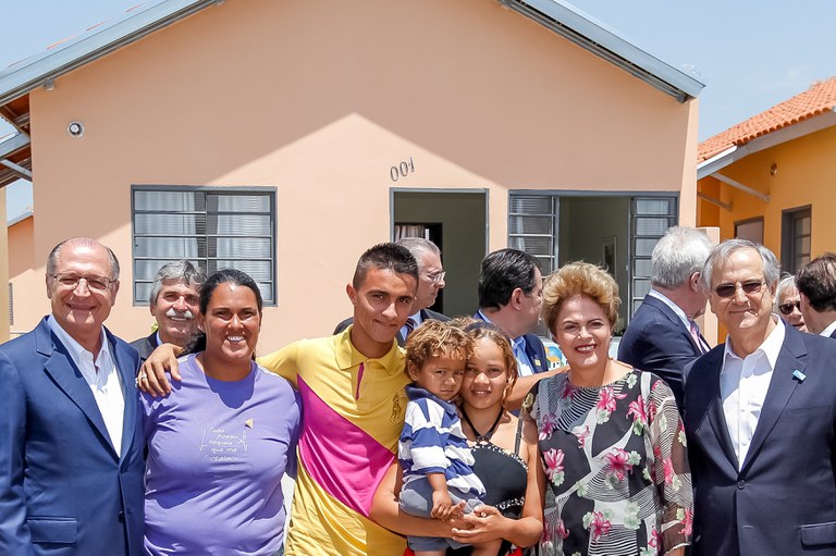 Presidenta Dilma Rousseff durante cerimônia de entrega de 806 unidades Habitacionais em São Carlos/SP e entregas simultâneas de 1.000 unidades habitacionais em Leme/SP, 384 em Itanhaém/SP, 832 em João Monlevade/MG e 400 em Campo Formoso/BA do programa MCMVi. (São Carlos - SP, 14/10/2015) Foto: Roberto Stuckert Filho/PR