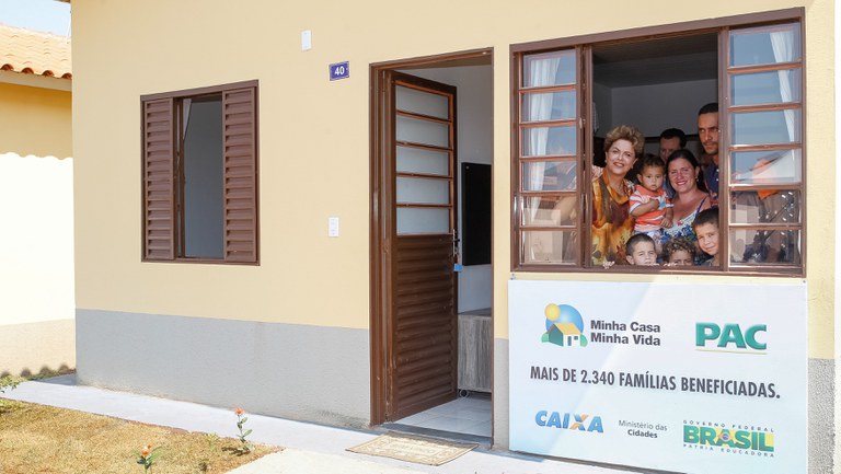 Presidenta Dilma Rousseff durante cerimônia de entrega de unidades habitacionais do Conjunto Habitacional Jardim João Domingos Netto e entrega simultânea de unidades habitacionais do Condomínio Rubi, em Cotia/SP, do programa Minha Casa Minha Vida. (Presidente Prudente - SP, 16/09/201) Foto: Roberto Stuckert Filho/PR