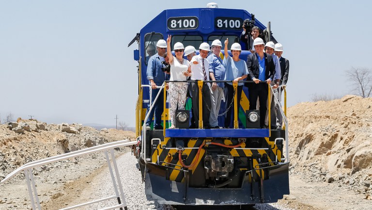 Presidenta Dilma Rousseff posa para foto durante visita às obras da Ferrovia Transnordestina, lotes 6 e 7 do trecho Eliseu Martins-Trindade. (Paulistana - PI, 11/09/2015) Foto: Roberto Stuckert Filho/PR