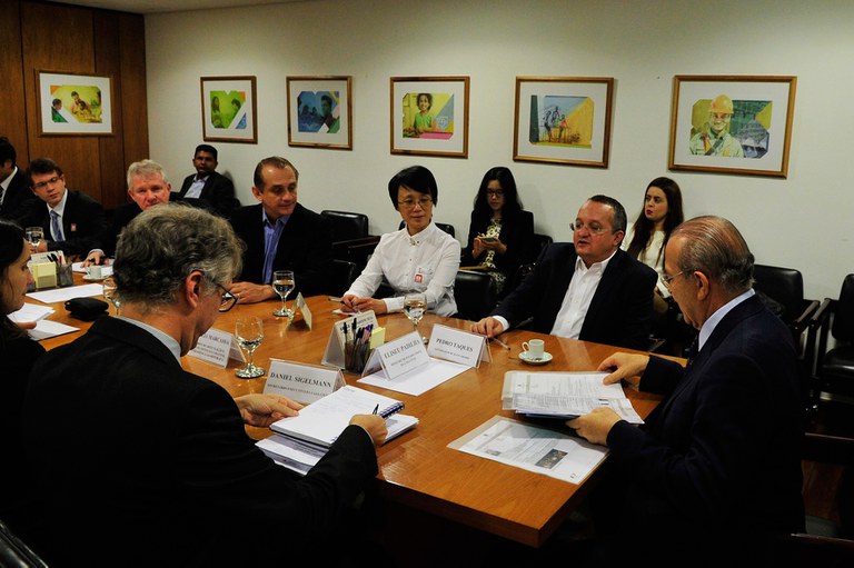 FOTO ELISEU PADILHA RECEBE GRUPO CHINÊS INTERESSADO NA CONSTRUÇÃO DA FERROVIA DE INTEGRAÇÃO DO CENTRO-OESTE