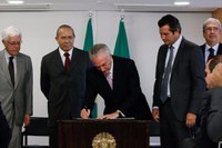 Temer assina decreto para impulsionar investimentos em portos