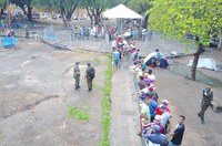 Venezuelanos são levados da praça Simón Bolívar para abrigos temporários em RR