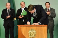 Presidente assina decreto que permite posse de armas em respeito ao referendo de 2005