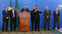 Presidente Jair Bolsonaro sanciona ajuda emergencial para trabalhadores informais durante pandemia de Covid-19