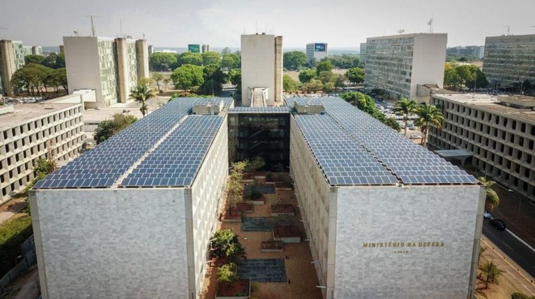 Primeira usina solar fotovoltaica