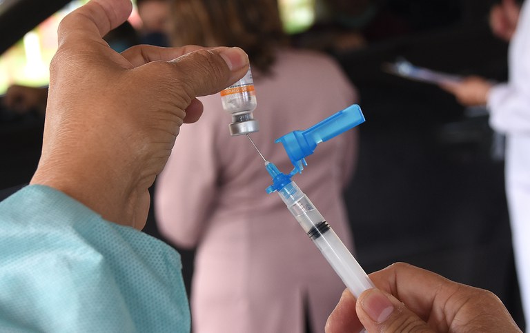População deve tomar a 2ª dose da vacina contra a Covid-19, mesmo após o prazo recomendado