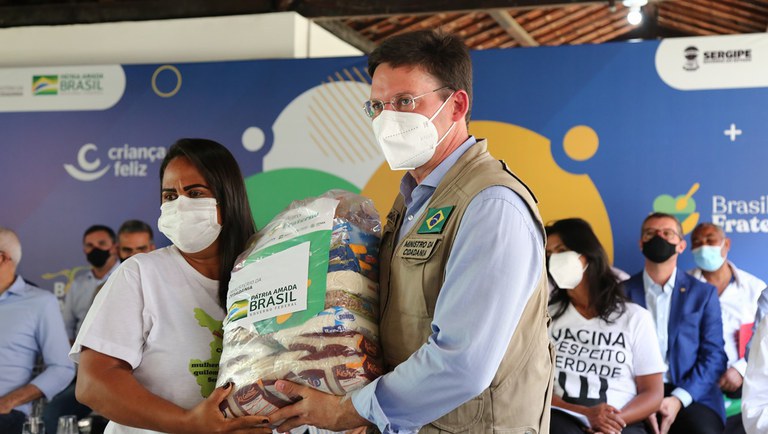 Governo Federal entrega de cestas de alimentos em Sergipe