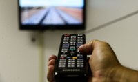 Famílias do CadÚnico já podem agendar troca de kit de TV Parabólica pelo equipamento digital