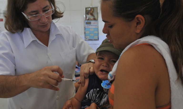 Crianças menores de 10 anos e trabalhadores da saúde já podem tomar vacina meningocócica C