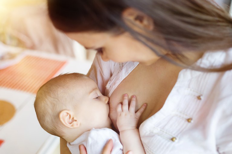 Leite materno nos primeiros seis meses de vida do bebê dispensa outros alimentos