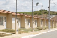 Famílias de Quebrangulo (AL) e de São Gonçalo (RJ) recebem as chaves da casa própria