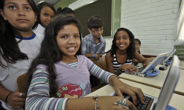 Sancionado projeto que garante acesso de todos os alunos da educação básica à internet