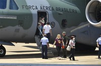 Brasileiros e estrangeiros vindos da Ucrânia desembarcam no Brasil e seguem aos seus destinos finais