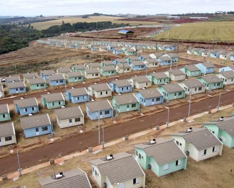 No Paraná, 520 famílias de baixa renda recebem as chaves da casa própria