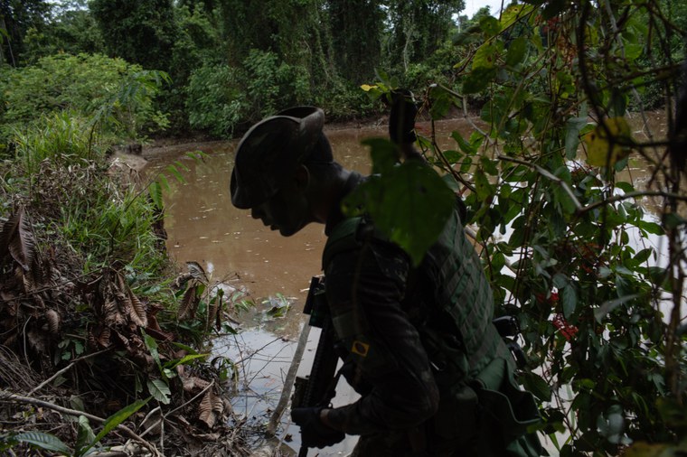 Agente das forças de segurança se aproxima de um acampamento utilizado por garimpeiros na região do Parima, durante operação de combate ao garimpo ilegal | Foto: Bruno Mancinelle - Casa de Governo/CC