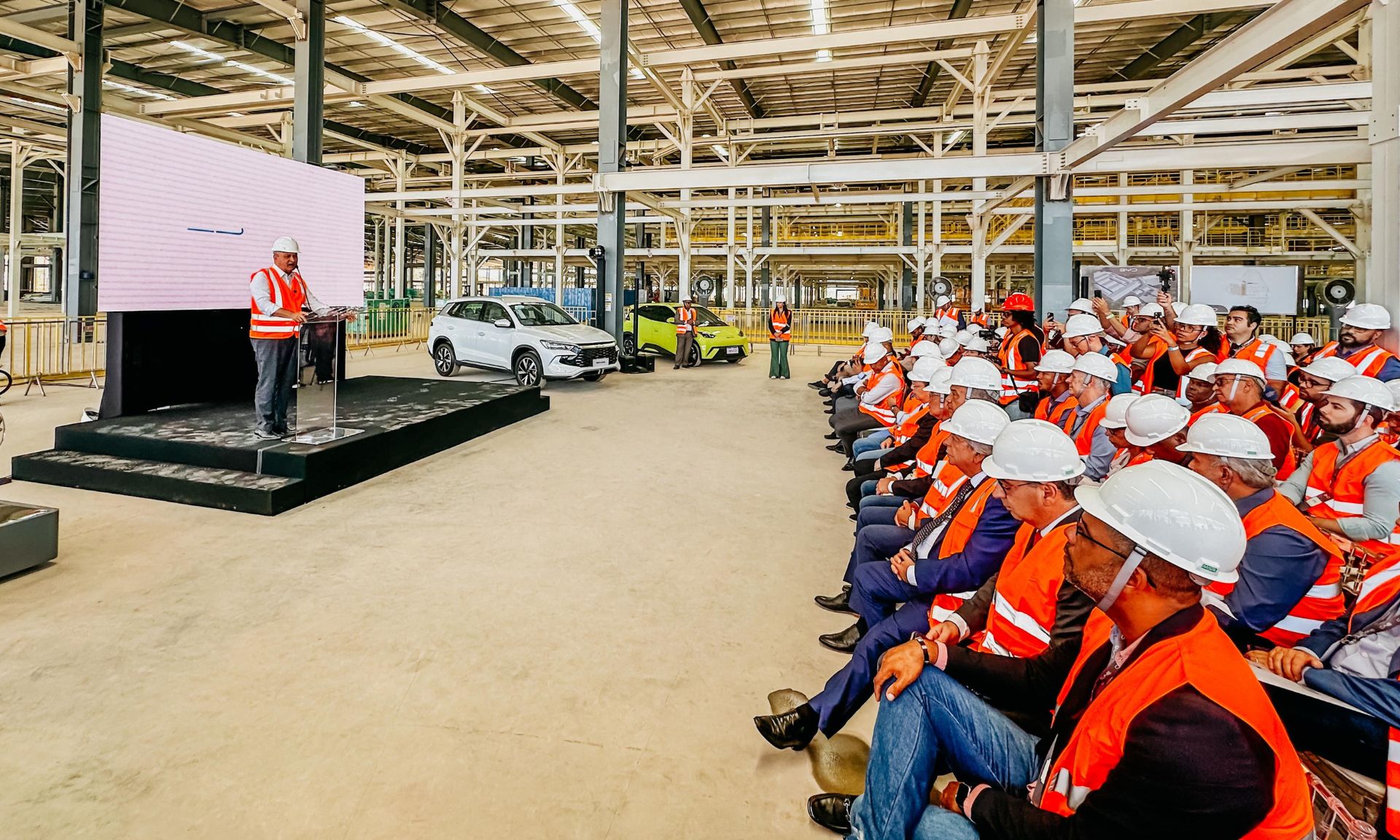 Em evento na BYD, a empresa anunciou 10 mil postos de trabalho em 2025 e antecipou a expectativa de dobrar o número de vagas na fábrica em 2026