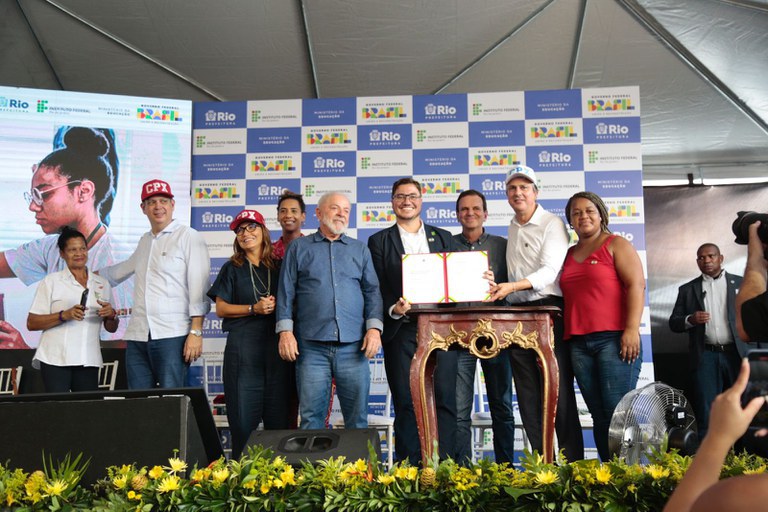 MEC lança pedra fundamental do Campus Complexo do Alemão do IFRJ