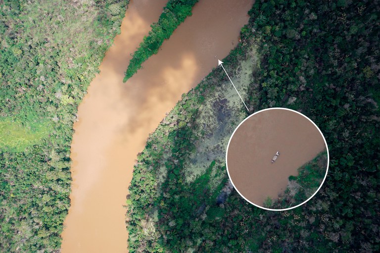 Foto em alta resolução feita pelo Nauru 500. Vista do rio Mucajaí e uma voadeira usada por garimpeiros próximo às margens do rio