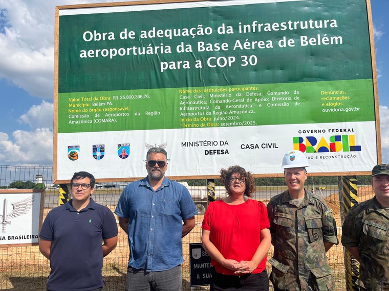 Equipe em visita ao canteiro de obras