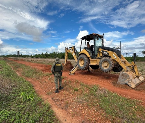 Pista de pouso irregular sendo destruída