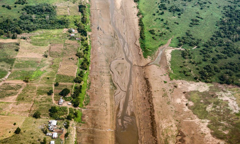 Governo Federal cria auxílio extraordinário de dois salários mínimos para 100 mil pescadores atingidos pela seca na região Norte