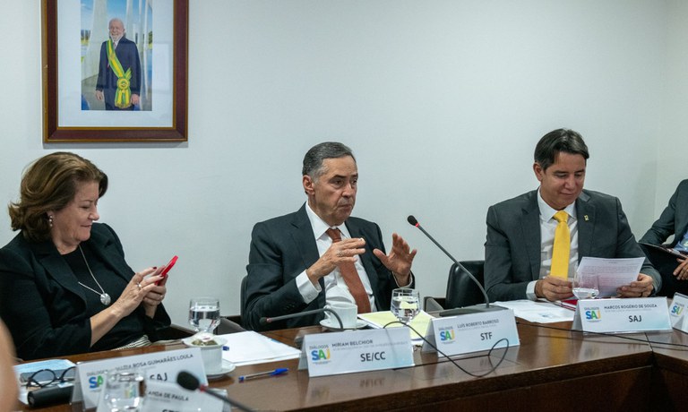 Presidente do STF debate fronteira entre direito e política com equipe da Secretaria de Assuntos Jurídicos da Casa Civil