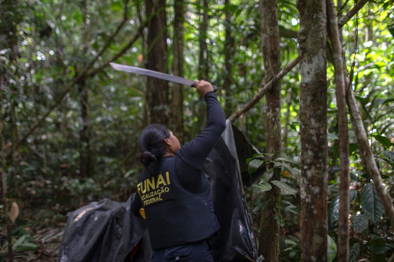 A Agente de Proteção Etnoambiental Katiane leite destrói um acampamento usado por garimpeiros na Terra Indígena Yanomami