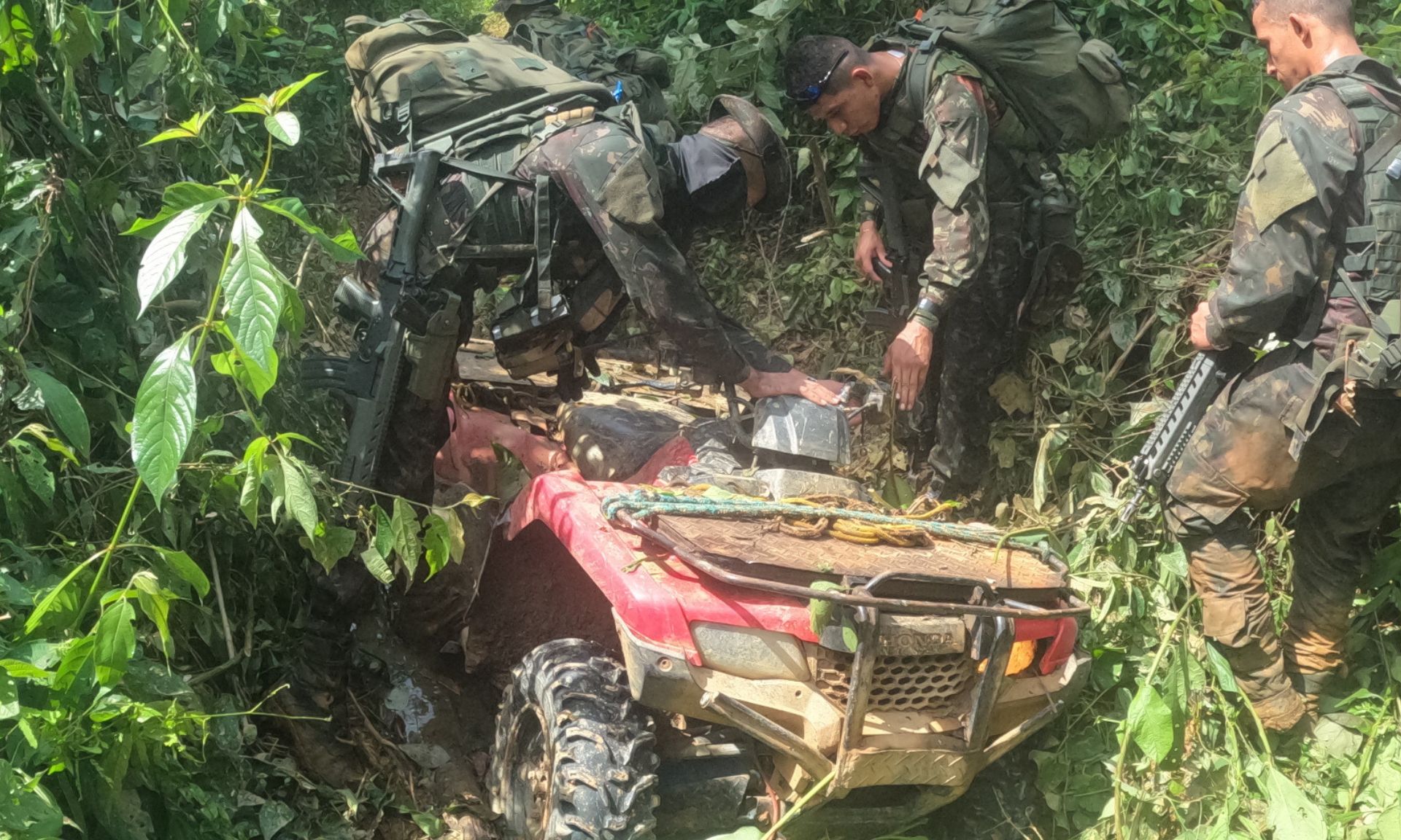 Exército faz patrulha terrestre em trilha de 26 km na Terra Yanomami e destrói equipamentos usados no garimpo ilegal