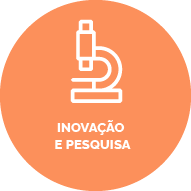 Fundo laranja suave, contém um ícone de um microscópio. Texto: Inovação e pesquisa