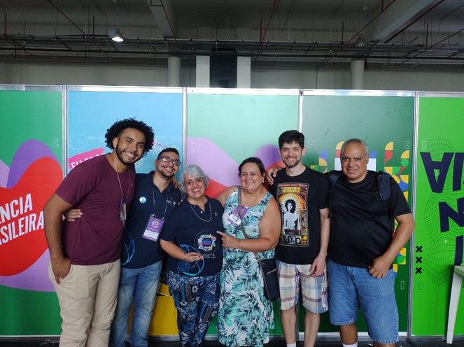 Equipe de exposição do CBPF na 20ª SNCT: Gabriel Teixeira, Vitor Galvão, Denise Coutinho, Sônia Ferreira, Guilherme Vieira e Roberto Sarthour. Crédito: ASCOM/MCTI