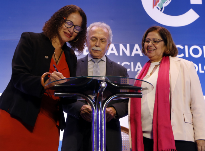 A ministra da Ciência, Tecnologia e Inovação, Luciana Santos, assina documento, ladeada pelo presidente do CNPq, Ricardo Galvão, e pela ministra das Mulheres, Cida Gonçalves - Foto: Marcelo Gondim / CNPq