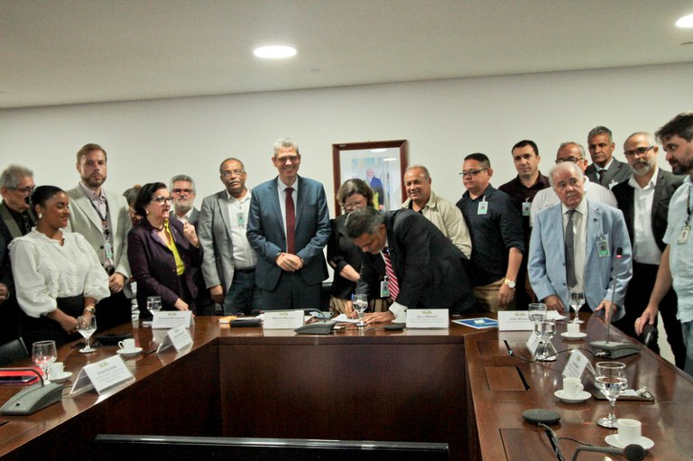 diretor-presidente José Marques assinando acordo coletivo especial.