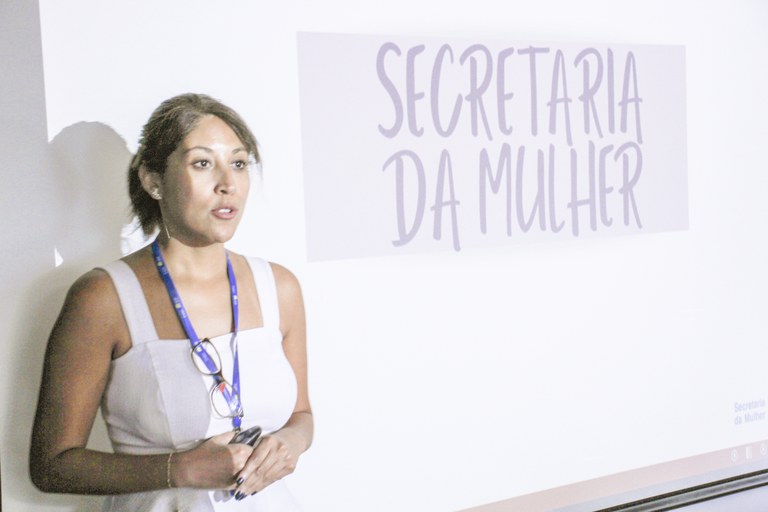 Psicóloga Paloma Fernandes em palestra durante o evento