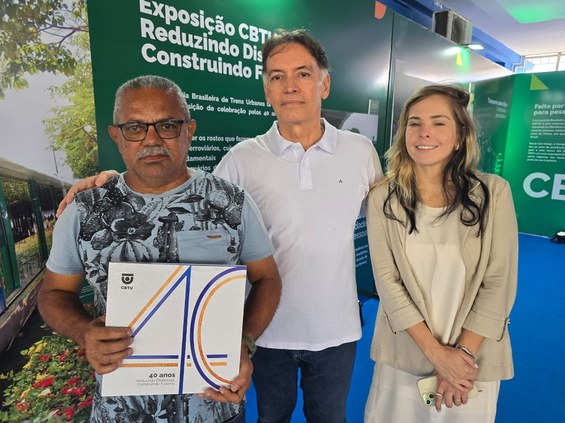 Superintendente de João Pessoa Paulo Barreto e a empregada Tereza Maia da CBTU entregam o livro dos 40 anos da empresa para Exposição dos 40 anos da CBTU em João Pessoa Antônio José de Andrade