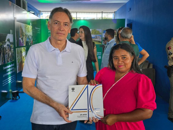 Paulo Barreto entrega o livro dos 40 anos da CBTU para usuária do sistema.  