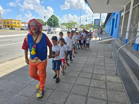 Palhaço acompanhando as crianças