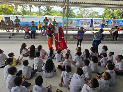 Crianças na Estação com o Papai Noel