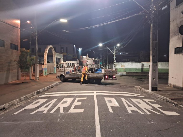 Equipe retocando a pintura das sinalizações horizontais