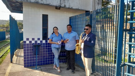 Saxofonista alegrou o Dia do Ferroviário nas estações