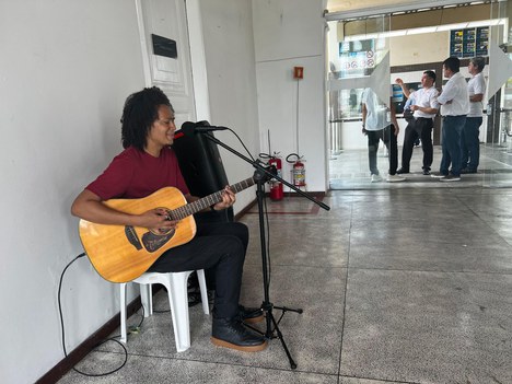 O cantor Moisés esbanjou talento com sua MPB no café da manhã