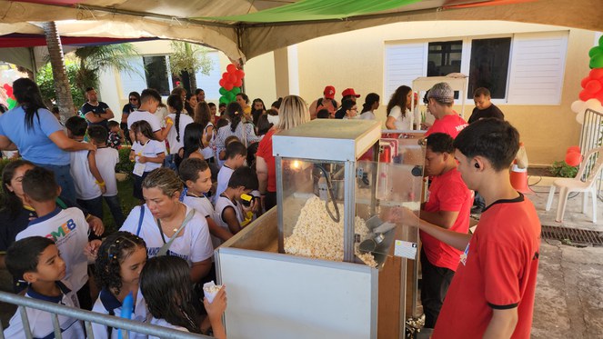 Crianças se divertindo no evento