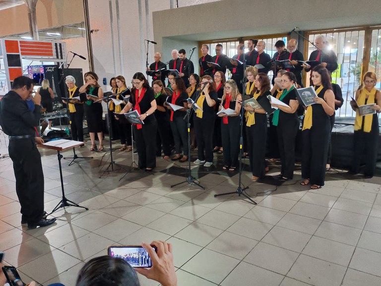 Coral Natalino se apresentando na estação Recife.