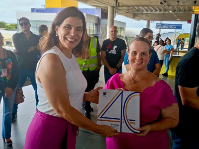 Jacqueline Choairy, da Kallas entregando o Livro de 40 anos da CBTU para a Superintendente de Recife Marcela Campos.