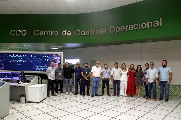 O diretor-presidente José Marques com o STU do Reicfe, Dorival Martins, e empregados  d a Companhia.