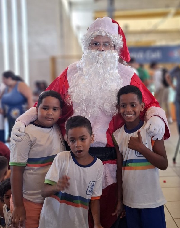 Crianças junto ao Papai Noel