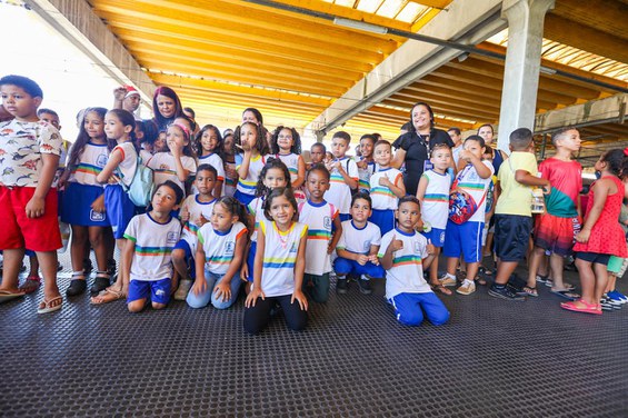 Grupo de crianças na Estação Recife