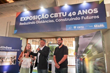 PASSAGEIRO DANIEL RODRIGUEZ RECEBE EXEMPLAR DO LIVRO COMEMORATIVO DA CBTU.