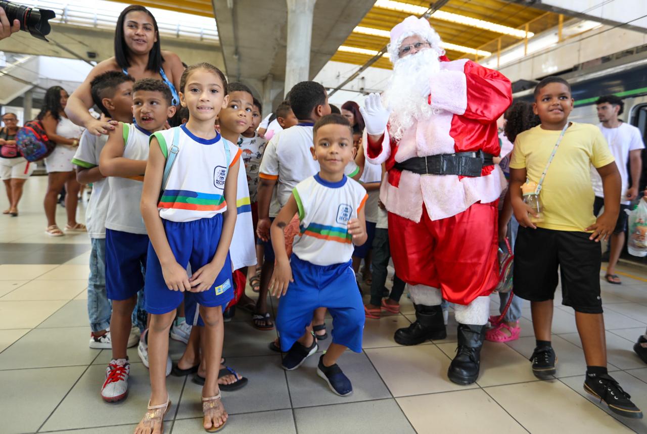 Campanha Papai Noel vem de metrô acontece na Estação Recife