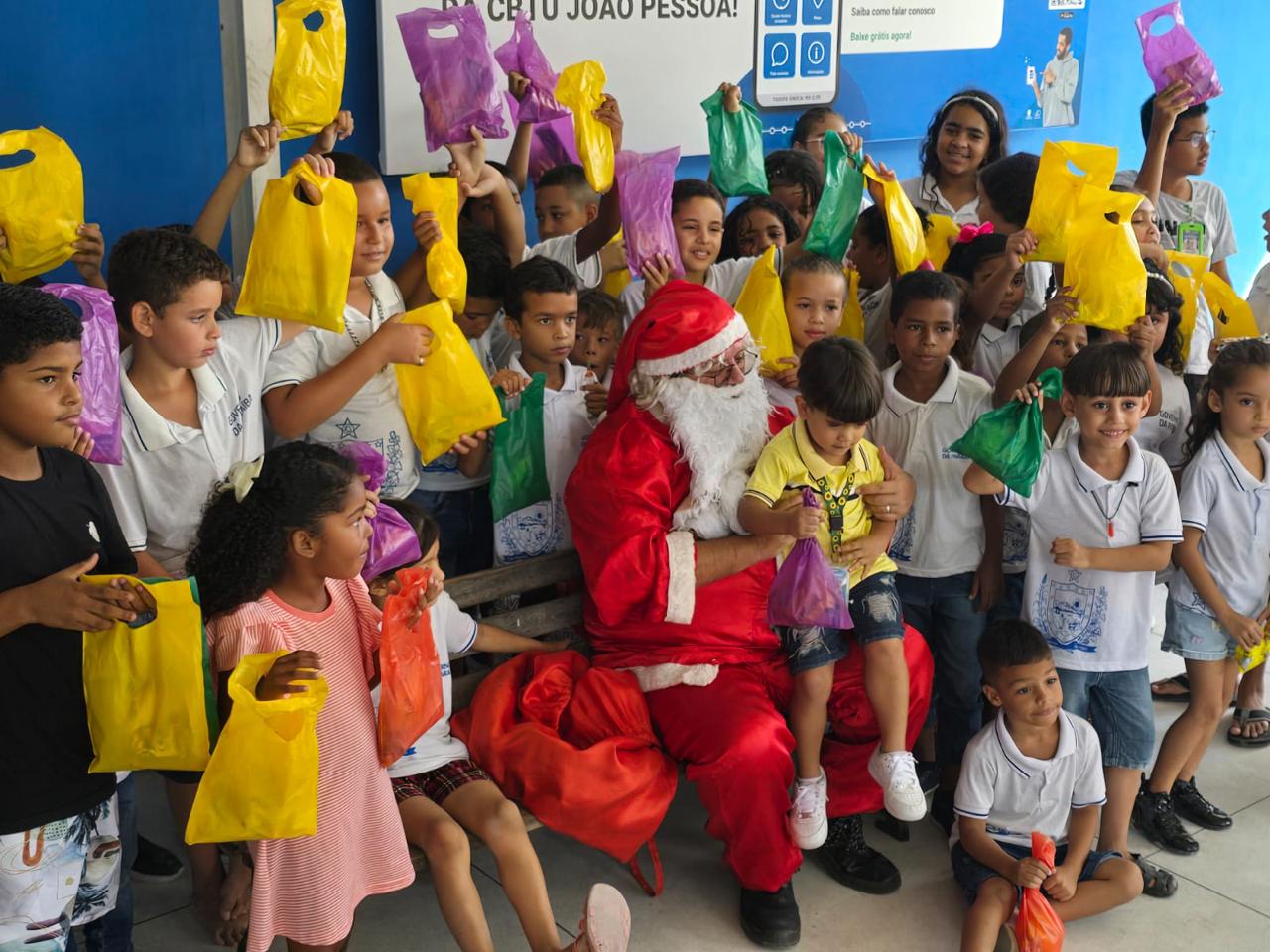 Papai Noel chegou de trem na Estação João Pessoa